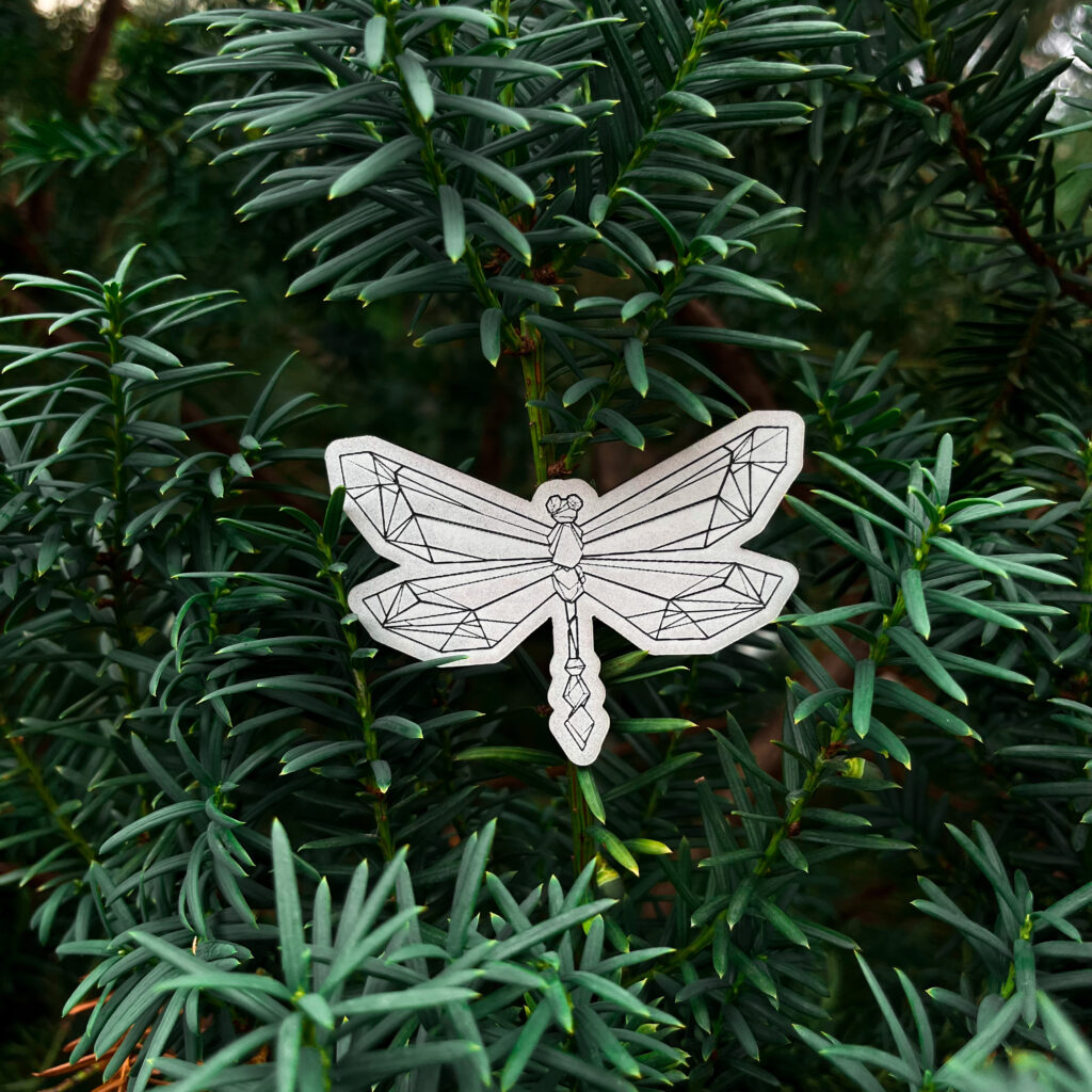Hõbedane helkur kiil origami mustriga, rohelisel taustal