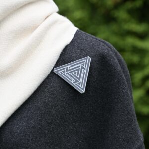 Musta hohtava rintakoru "Geometrinen kolmio"