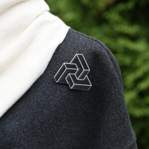 Hohtava rintakoru "Geometrinen kolmio" musta