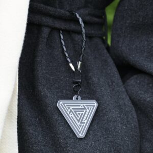 Heijastava Riipus “Geometrinen Kolmio” musta