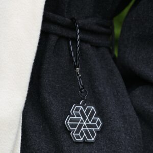 Heijastava Riipus “Geometrinen 4” musta