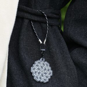 Hohtava Riipus ”Geometrinen 2” musta