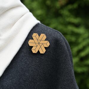 Kultainen hohtava rintakoru ”Geometrinen 4”