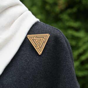 Kultainen heijastava rintakoru ”Geometrinen kolmio”