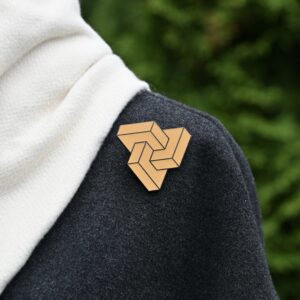 Kultainen heijastava rintakoru ”Geometrinen kolmio”