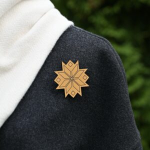 Hohtava kultainen ”Kaheksakand”-rintakoru