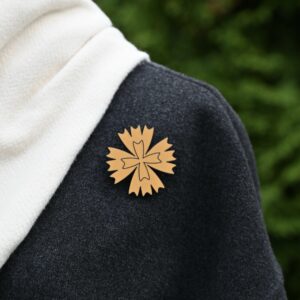 Kultainen hohtava rintakoru “Rukkilill”