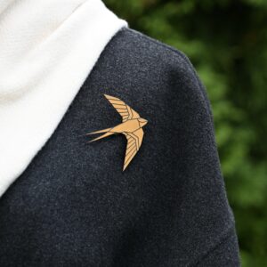 Hohtava kultainen rintakoru “Pääskynen”