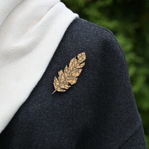 Kultainen kimalteleva ”Sulka”-rintakoru