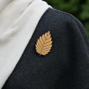 Kultainen hohtava rintakoru ”Koivunlehti”