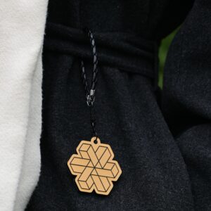 Hohtava Riipus “Geometrinen 4” kultainen